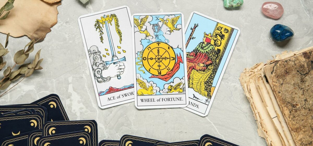 Difference between tarot oracle decks
