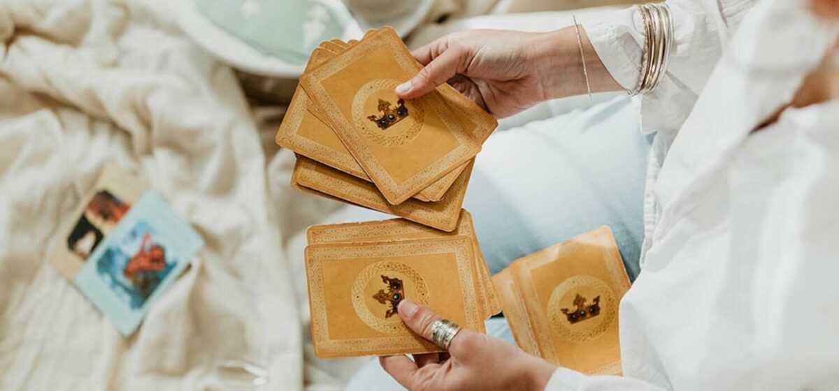 Oracle card readings shuffling